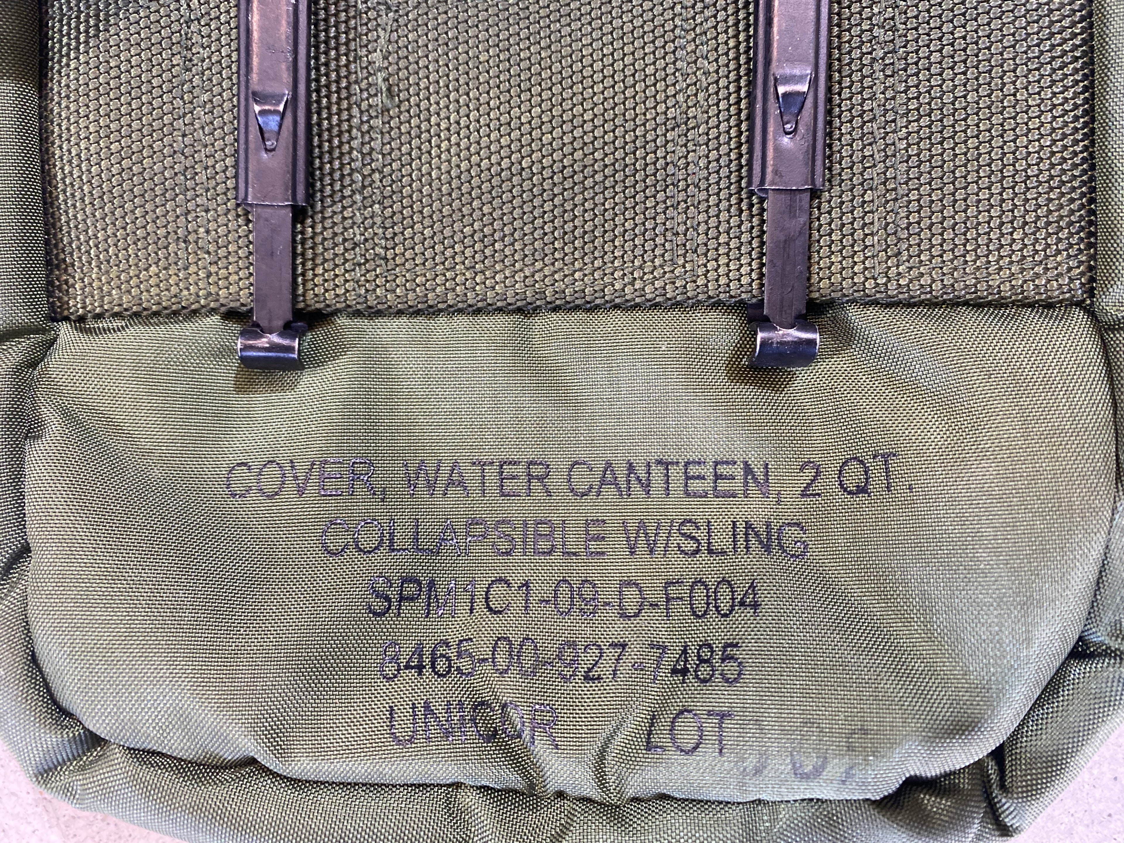 Gourde militaire US Army olive drab dans sac isotherme Alice, texte imprimé sur le tissu kaki.