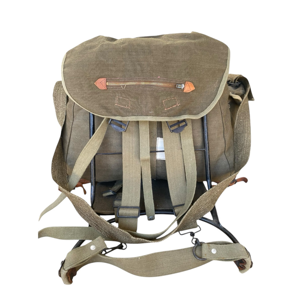 Sac à dos militaire TAP 50 de l’armée française affiché, couleur kaki, avec bretelles et sangles, poche zippée sur le rabat.