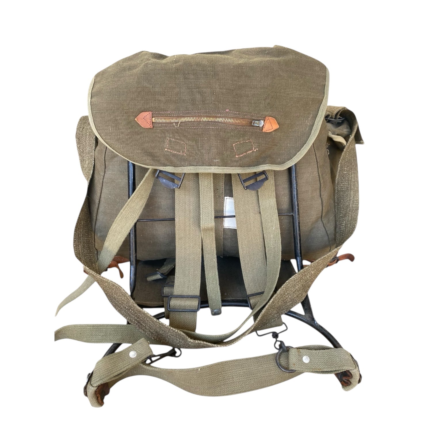 Sac à dos militaire TAP 50 de l’armée française affiché, couleur kaki, avec bretelles et sangles, poche zippée sur le rabat.
