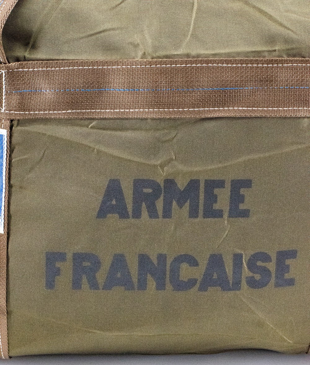 SAC TAP militaire des troupes aéroportées françaises avec sangle marron et inscription “ARMÉE FRANCAISE” sur fond kaki.