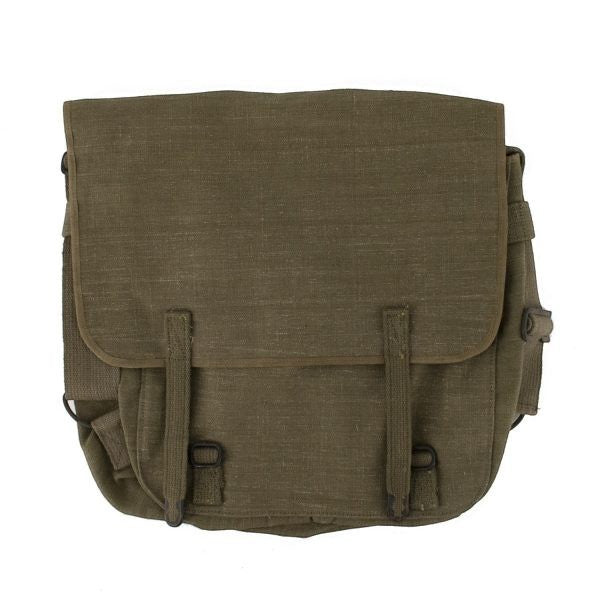 TM Military Surplus musette TTA modèle 1950 kaki en toile de coton, état neuf d'époque, avec sangle réglable.