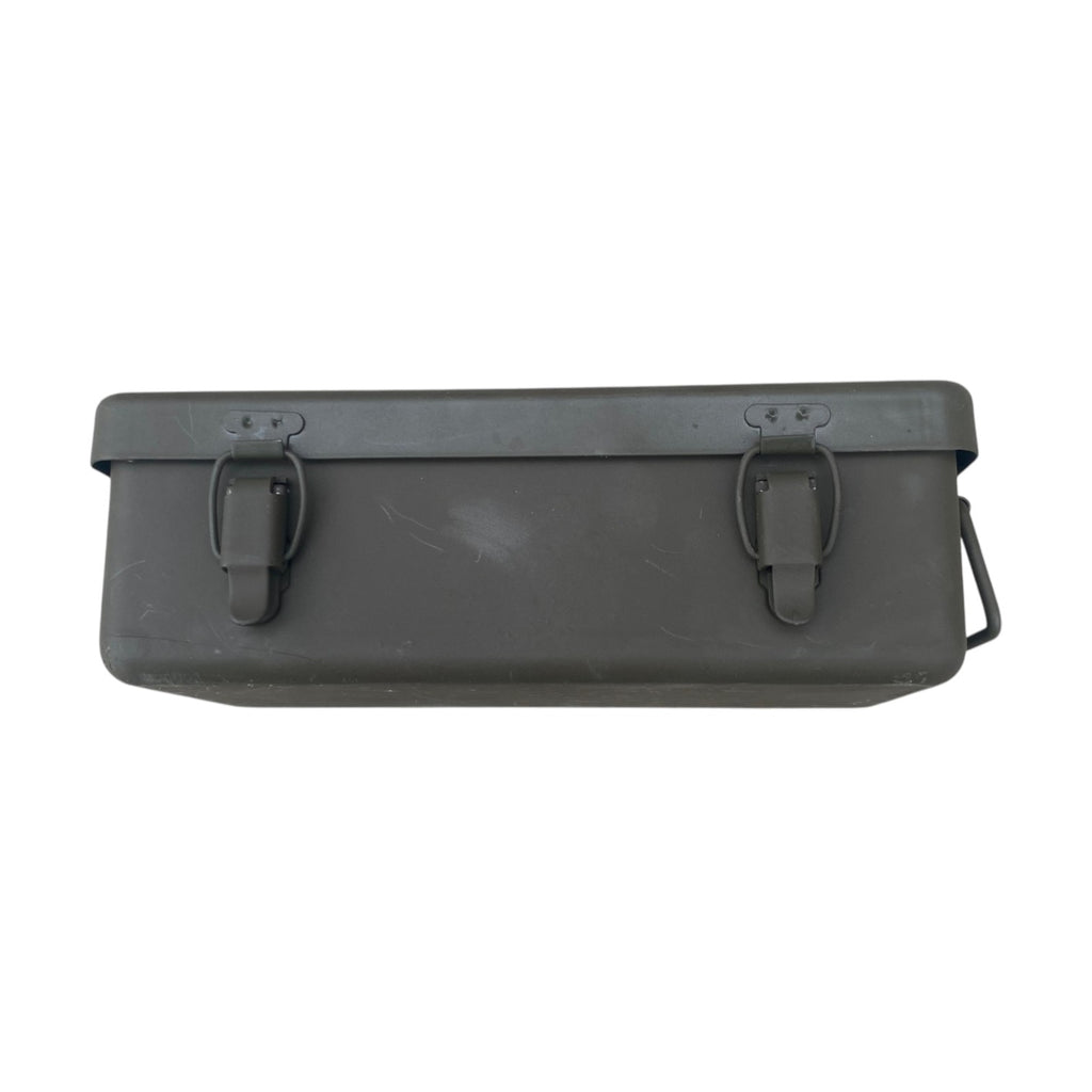 Trousse de secours militaire française authentique pour véhicule léger avec fermetures à boucle.