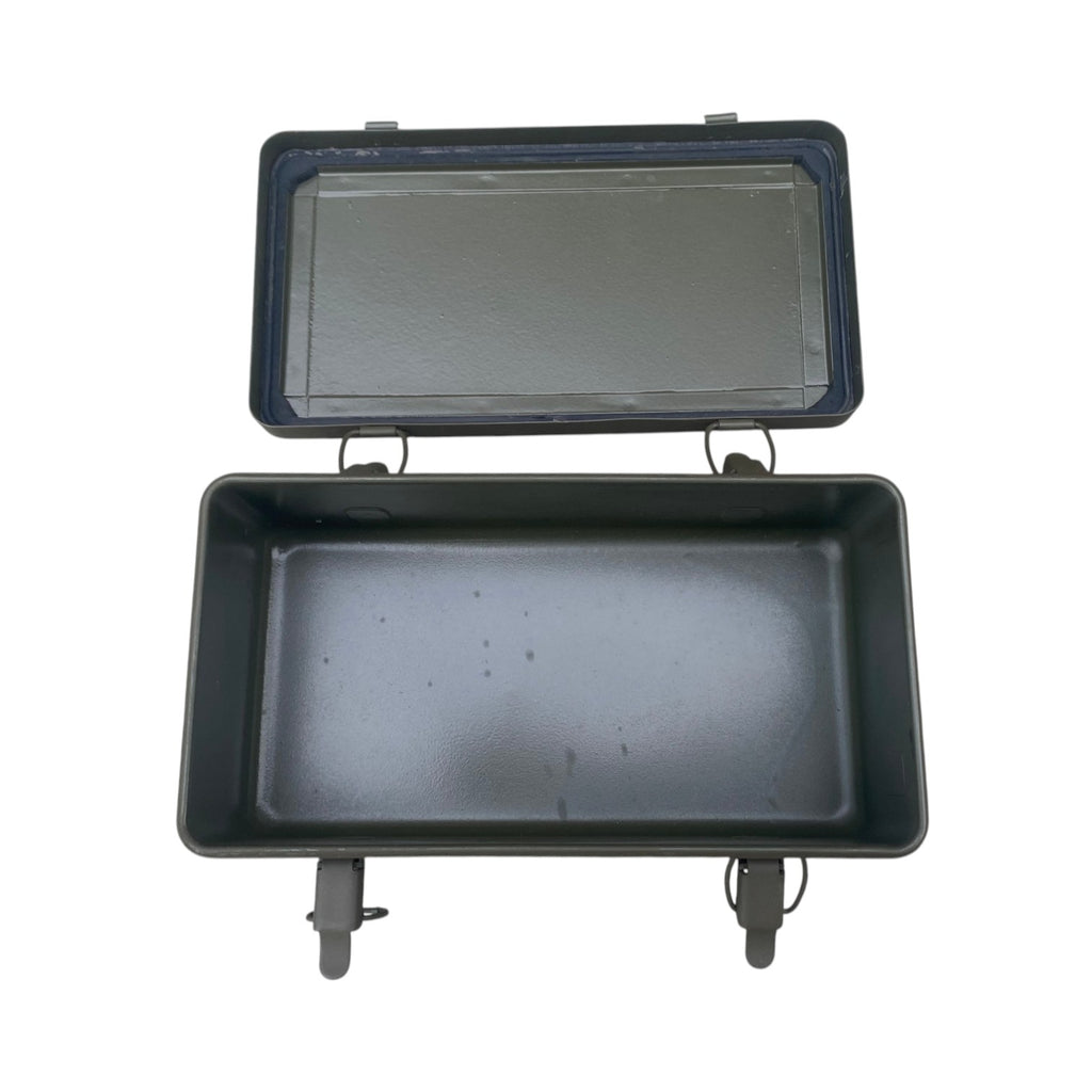 Trousse de secours militaire française authentique pour véhicule léger: boîte de rangement étanche ouverte montrant l’intérieur métallique avec charnières et fermetures.