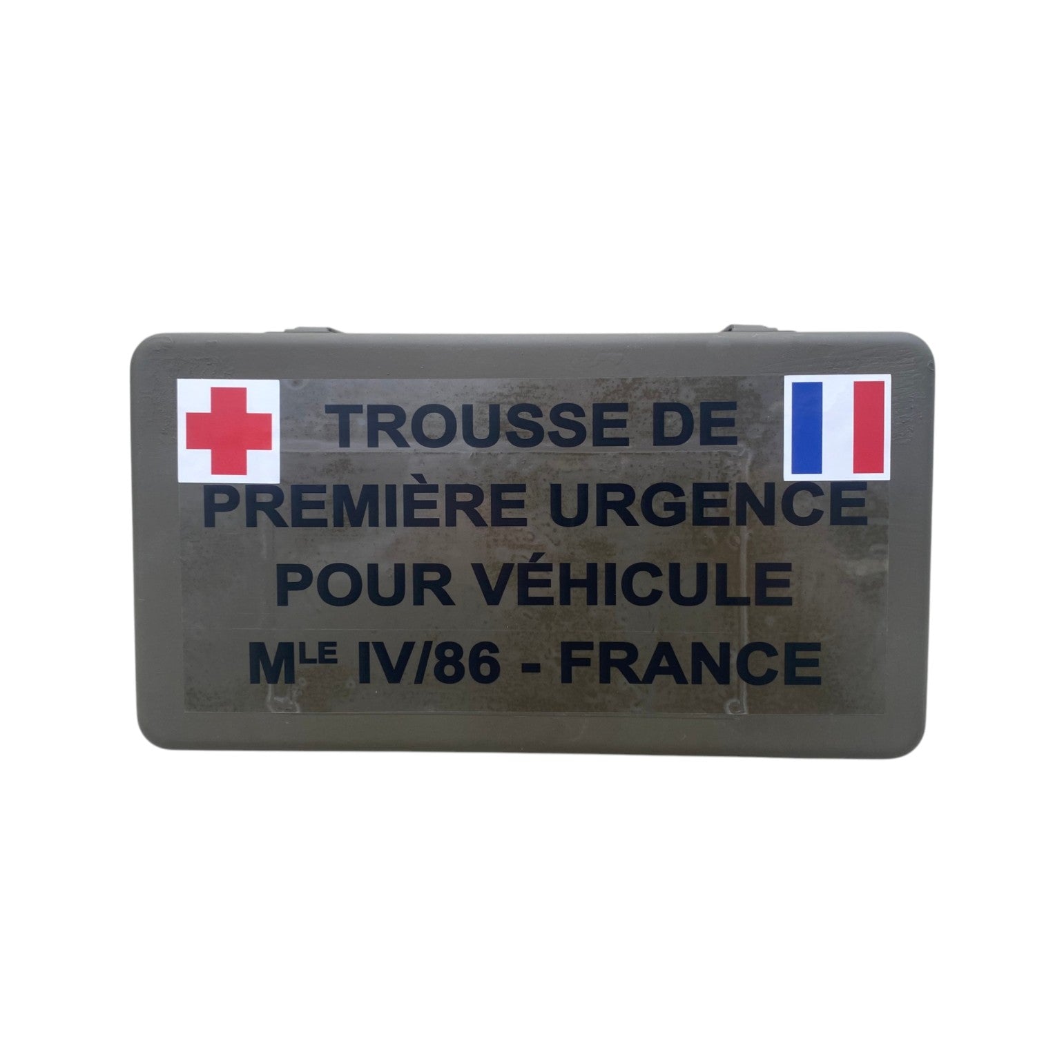 Trousse de secours militaire française pour véhicule léger, boîte dure verte avec texte noir et drapeau français, symbole Croix rouge.