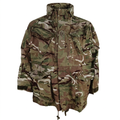 Veste sur fond blanc avec col complété